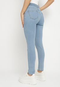 Born2be - Jasnoniebieskie Dopasowane Jeansy Ozdobione Sznurkiem Banilsa. Okazja: na co dzień. Kolor: niebieski. Wzór: aplikacja. Styl: casual #4
