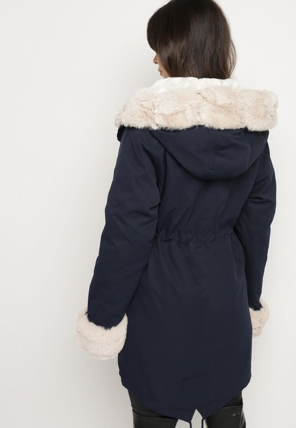 Born2be - Granatowa Kurtka Parka z Kapturem i Odpinanym Futerkiem Ninria. Okazja: na co dzień. Typ kołnierza: kaptur. Kolor: niebieski. Materiał: futro. Styl: elegancki, casual, klasyczny