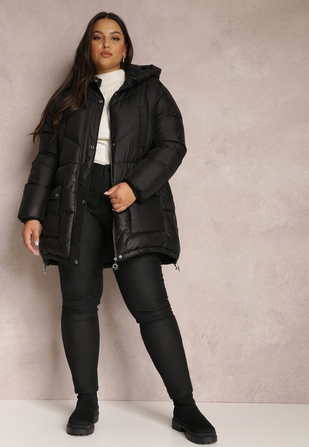 Renee - Czarna Kurtka Pikowana Sabrino. Kolekcja: plus size. Kolor: czarny. Materiał: materiał. Długość rękawa: długi rękaw. Długość: długie