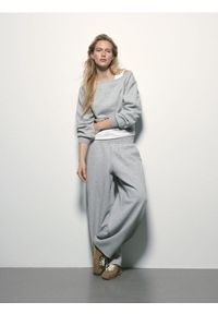 Reserved - Bluza z odkrytymi ramionami - jasnoszary. Kolor: szary. Materiał: dzianina, bawełna. Długość: krótkie #1