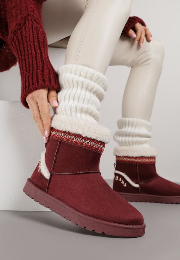 Renee - Bordowe Śniegowce o Wsuwanym Fasonie z Haftem i Futrem przy Cholewce Mevinadia. Okazja: na co dzień. Kolor: czerwony. Materiał: futro. Szerokość cholewki: normalna. Wzór: haft. Styl: casual