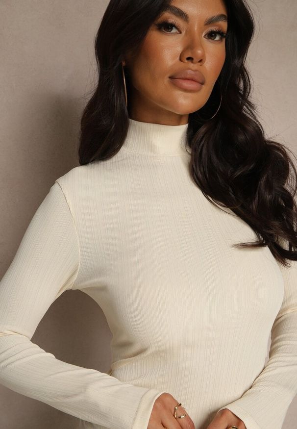 Renee - Beżowa Klasyczna Bluzka Longsleeve z Golfem Raleia. Okazja: na co dzień. Typ kołnierza: golf. Kolor: beżowy. Długość rękawa: długi rękaw. Styl: klasyczny