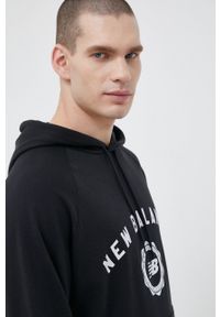 New Balance bluza męska kolor czarny z kapturem z nadrukiem. Typ kołnierza: kaptur. Kolor: czarny. Materiał: bawełna, dzianina. Długość rękawa: raglanowy rękaw. Wzór: nadruk #3