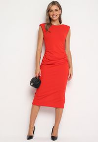 Born2be - Czerwona Taliowana Sukienka Bez Rękawów z Ozdobnym Marszczeniem Lunala. Okazja: na co dzień. Kolor: czerwony. Materiał: skóra. Długość rękawa: bez rękawów. Styl: casual #4