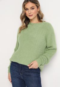 Born2be - Jasnozielony Klasyczny Sweter z Puchatego Materiału Oversize Miarra. Kolor: zielony. Materiał: materiał. Styl: klasyczny