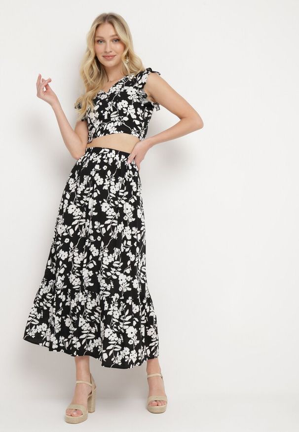 Born2be - Czarno-Biały Komplet z Wiskozy w Kwiaty Bluzka i Spódnica z Falbaną Pietelle. Kolor: czarny. Materiał: wiskoza. Wzór: kwiaty