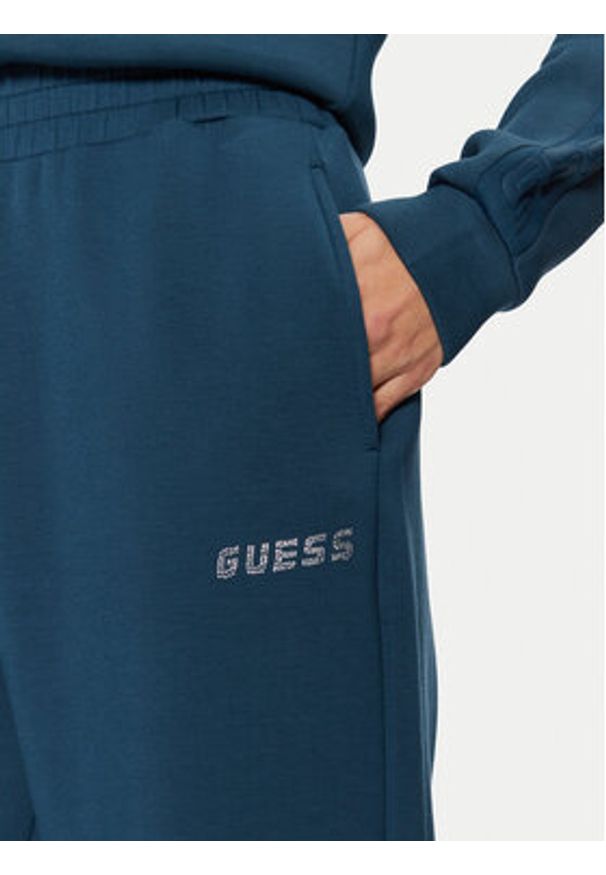 Guess Spodnie dresowe V4BB13 K7UW2 Niebieski Regular Fit. Kolor: niebieski. Materiał: wiskoza