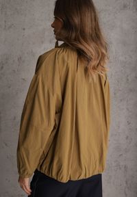 Renee - Zielona Oversizowa Kurtka Przejściowa o Kroju Bombki z Bawełny i Wiskozy Birana. Okazja: na co dzień. Typ kołnierza: kaptur. Kolor: zielony. Materiał: wiskoza, bawełna. Styl: casual #4