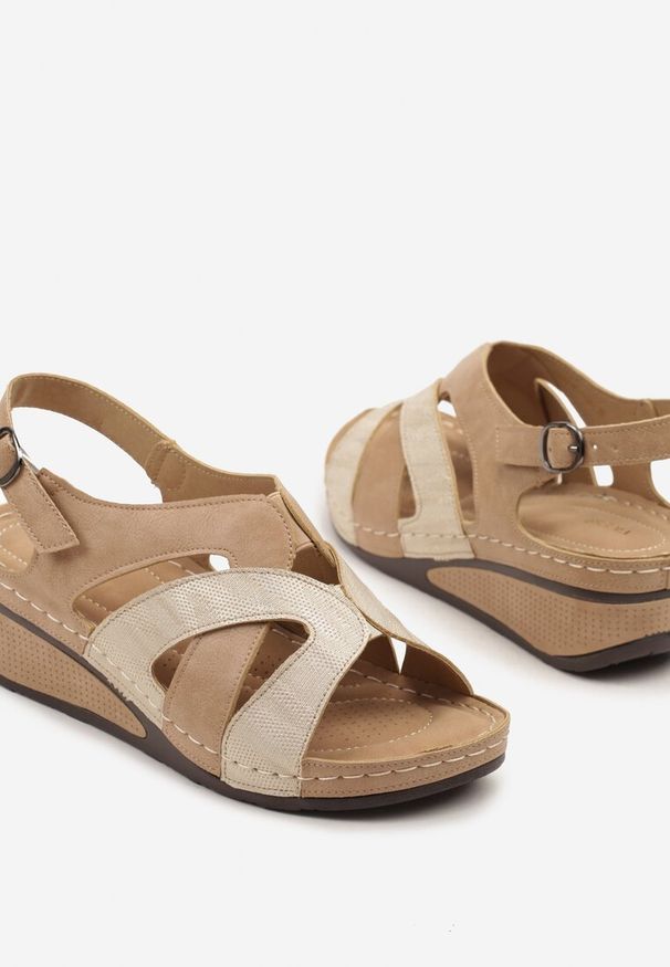 Born2be - Ciemnobeżowe Sandały Vices z Ozdobnymi Paskami Oviama. Okazja: na co dzień. Zapięcie: pasek. Kolor: beżowy. Styl: casual, elegancki