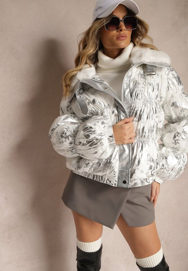 Renee - Srebrna Kurtka Pikowana Ozdobiona Futerkiem i Metalicznym Motywem Tatisa. Okazja: na co dzień, na spacer. Kolor: srebrny. Materiał: futro. Wzór: aplikacja. Styl: casual