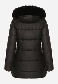 Born2be - Czarna Taliowana Kurtka Pikowana z Kapturem z Futrem Nalaseva. Okazja: na co dzień. Typ kołnierza: kaptur. Kolor: czarny. Materiał: futro. Sezon: zima. Styl: casual, elegancki #6