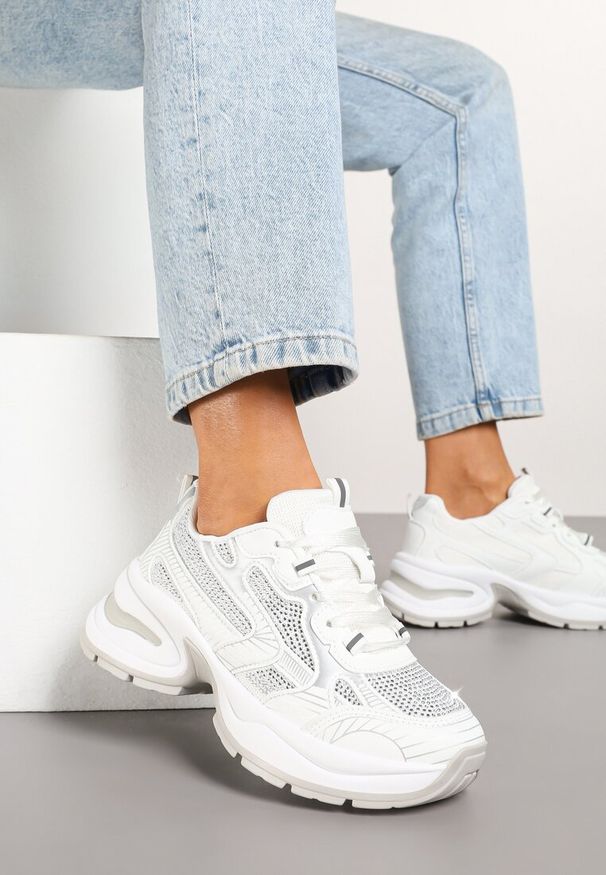 Born2be - Białe Sneakersy Streetwearowe na Grubej Podeszwie Zdobione Brokatem Felanwea. Okazja: na imprezę, na co dzień. Kolor: biały. Materiał: jeans. Wzór: aplikacja. Obcas: na platformie