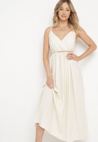 Born2be - Jasnobeżowa Rozkloszowana Sukienka Długa z Kopertowym Dekoltem na Ramiączkach Asmerria. Kolor: beżowy. Długość rękawa: na ramiączkach. Typ sukienki: kopertowe. Styl: elegancki. Długość: maxi #2