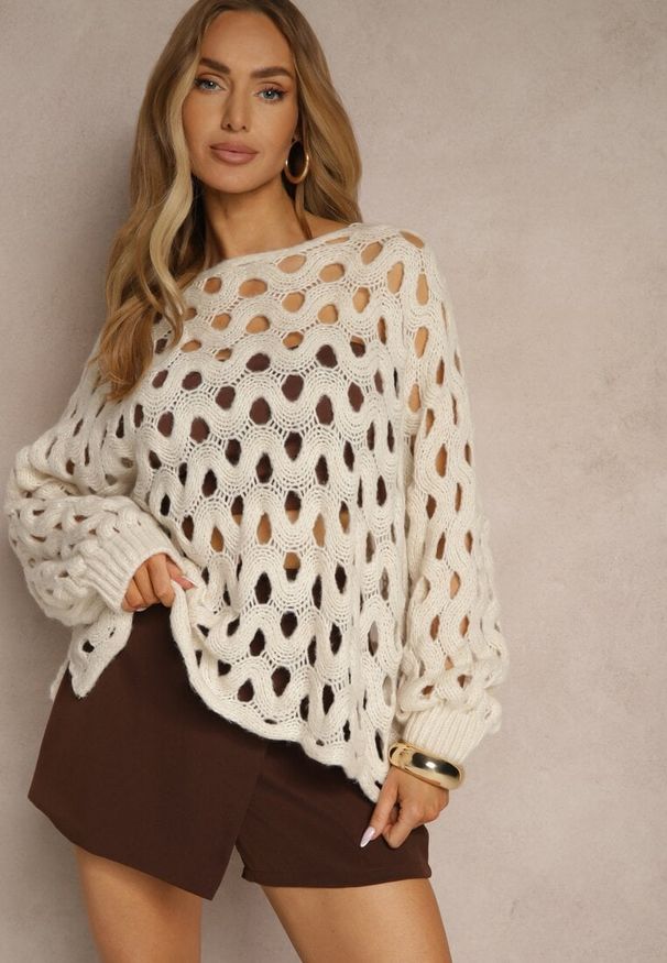Renee - Jasnobeżowy Nietoperzowy Sweter z Dzianiny z Wełną o Ażurowym Splocie Filarasea. Okazja: na co dzień. Kolor: beżowy. Materiał: dzianina, wełna. Wzór: ażurowy, ze splotem. Styl: klasyczny, elegancki, casual