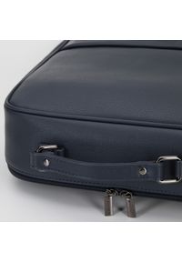 Wittchen - Plecak na laptopa 15,6” z gładką kieszenią granatowy. Kolor: niebieski. Materiał: skóra ekologiczna. Wzór: gładki. Styl: klasyczny, elegancki #3