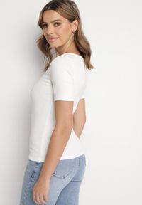 Born2be - Biały Prążkowany T-shirt z Bawełny Ozdobiony Guzikami Tasavia. Okazja: na co dzień. Kolor: biały. Materiał: bawełna, prążkowany. Wzór: aplikacja. Styl: klasyczny, elegancki, casual