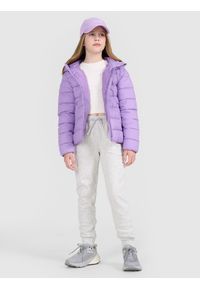 4f - 4F Kurtka puchowa z wypełnieniem syntetycznym dziewczęca - fioletowa 122 (6-7 lat). Okazja: na co dzień. Typ kołnierza: kołnierzyk stójkowy, kaptur. Kolor: fioletowy. Materiał: puch, syntetyk. Długość: długie. Sezon: lato. Styl: casual, elegancki, sportowy, klasyczny #2