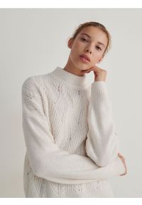 Reserved - Sweter z ozdobnym splotem - kremowy. Kolor: kremowy. Materiał: dzianina. Wzór: ze splotem