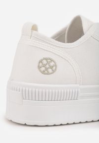 Renee - Białe Trampki na Platformie z Metaliczną Ozdobą Afleeria. Okazja: na spacer. Kolor: biały. Materiał: jeans. Wzór: aplikacja. Sezon: wiosna. Obcas: na platformie #6