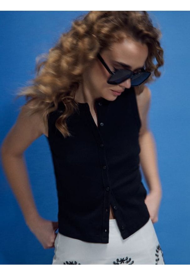 Sinsay - Prążkowana koszulka na ramiączkach - czarny. Kolor: czarny. Materiał: prążkowany. Długość rękawa: na ramiączkach