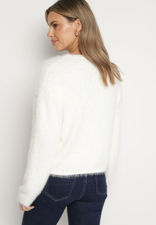Born2be - Biały Puchaty Sweter z Wełną i Aplikacjami Truskawek 3D Leraisa. Okazja: na co dzień. Kolor: biały. Materiał: wełna. Wzór: aplikacja. Sezon: wiosna, jesień. Styl: elegancki, klasyczny, casual