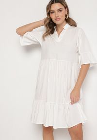 Born2be - Biała Sukienka Rozkloszowana z Wiskozą Ozdobiona Falbanami Eviriane. Okazja: na co dzień. Typ kołnierza: dekolt w serek. Kolor: biały. Materiał: wiskoza. Wzór: aplikacja. Typ sukienki: proste. Styl: casual #7