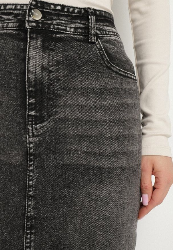 Born2be - Czarna Spódnica Jeansowa o Ołówkowym Kroju Morreia. Okazja: na co dzień. Kolor: czarny. Materiał: jeans. Wzór: aplikacja. Styl: klasyczny, elegancki, casual