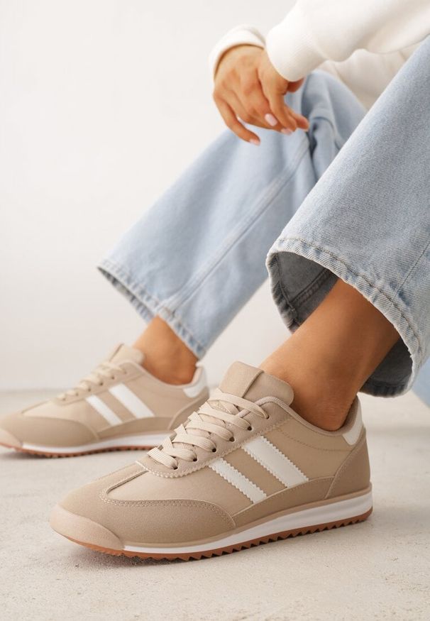 Renee - Ciemnobeżowe Sneakersy Ozdobione Dwoma Paskami Lannatea. Okazja: na co dzień. Zapięcie: pasek. Kolor: beżowy. Wzór: aplikacja