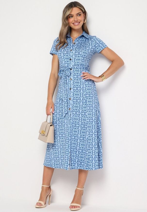 Born2be - Niebieska Taliowana Sukienka z Wiskozą Ozdobiona Materiałowym Paskiem i Guzikami Franea. Okazja: na co dzień. Kolor: niebieski. Materiał: materiał, wiskoza. Wzór: aplikacja. Styl: casual, elegancki