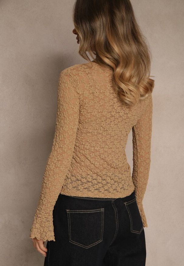 Renee - Beżowa Bluzka Longsleeve z Koronki z Falbankami przy Rękawach Isonea. Okazja: na co dzień. Typ kołnierza: kołnierz z falbankami. Kolor: beżowy. Materiał: koronka. Długość rękawa: długi rękaw. Wzór: koronka. Styl: elegancki, casual, klasyczny