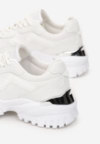 Renee - Białe Sneakersy Ozdobione Metaliczną Wstawką na Grubej Podeszwie Ashtonia. Kolor: biały. Wzór: aplikacja #5