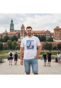 Biała Męska Koszulka (T-Shirt) - Pako Jeans - Żaglówka. Okazja: na co dzień. Kolor: biały. Materiał: bawełna. Wzór: nadruk. Styl: casual #5