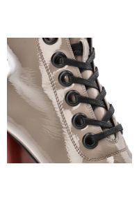 Szare Botki S.Barski Damskie Buty Na Obcasie Na Jesień. Okazja: na co dzień, na spotkanie biznesowe. Zapięcie: pasek. Kolor: szary. Materiał: skóra ekologiczna, lakier. Sezon: jesień. Obcas: na obcasie. Styl: casual, klasyczny, biznesowy. Wysokość obcasa: średni #4