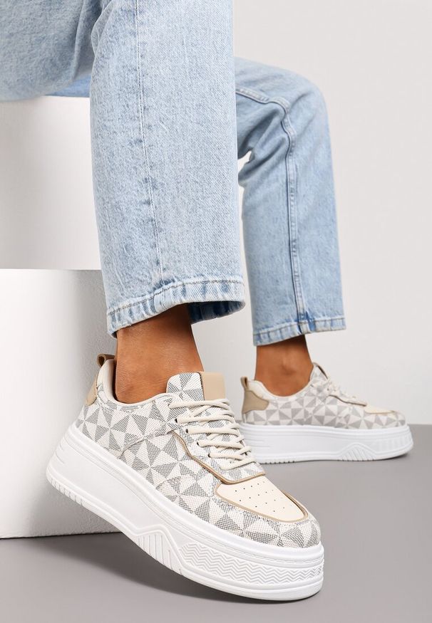 Renee - Biało-Szare Sneakersy na Platformie z Geometrycznym Wzorem Xyphera. Okazja: na co dzień. Kolor: biały. Wzór: geometria. Obcas: na platformie