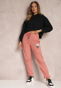 Renee - Ciemnoróżowe Spodnie Dresowe Caeista. Kolor: różowy. Materiał: dresówka. Wzór: aplikacja #2
