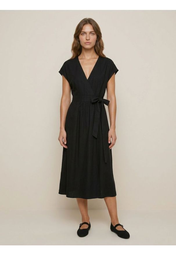 Sinsay - Kopertowa sukienka maxi z wiskozą i domieszką lnu - czarny. Kolor: czarny. Materiał: wiskoza, len. Typ sukienki: kopertowe. Długość: maxi