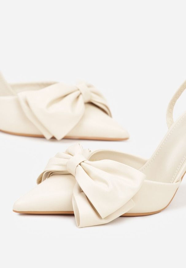 Born2be - Beżowe Sandały na Szpilce Typu Slingback z Kokardą Liorafera. Okazja: na co dzień. Kolor: beżowy. Materiał: jeans. Wzór: aplikacja. Obcas: na szpilce. Styl: casual