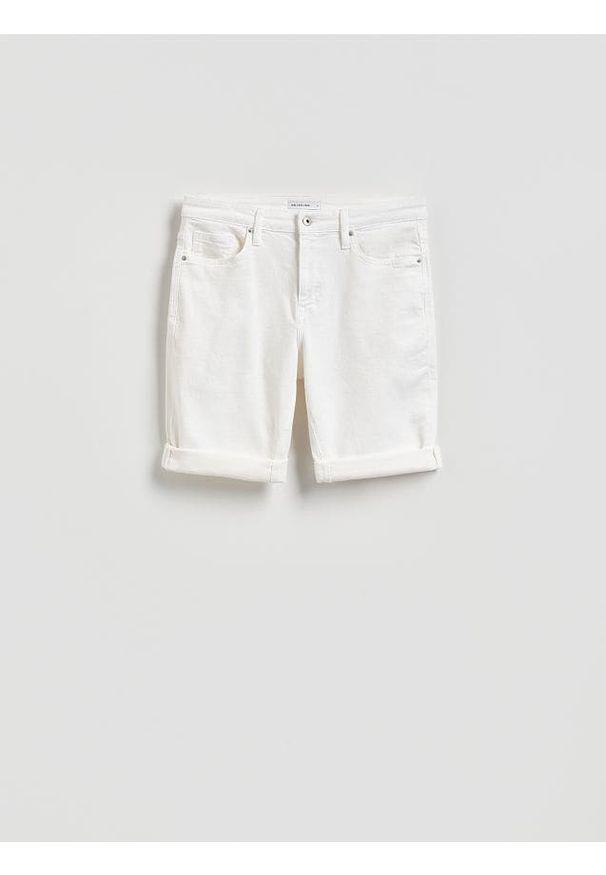 Reserved - Jeansowe szorty slim fit - biały. Kolor: biały. Materiał: jeans
