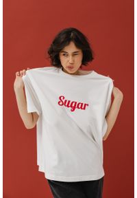 Marsala - T-shirt z NADRUKIEM w kolorze ECRU - EAZY - SUGAR -XS/S. Materiał: bawełna, elastan. Wzór: nadruk. Styl: klasyczny