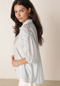 Born2be - Jasnoniebieska Koszula Oversize z Ażurową Wstawką na Ramionach Heleira. Okazja: na co dzień, do pracy. Kolor: niebieski. Materiał: jeans. Wzór: ażurowy. Styl: casual #2