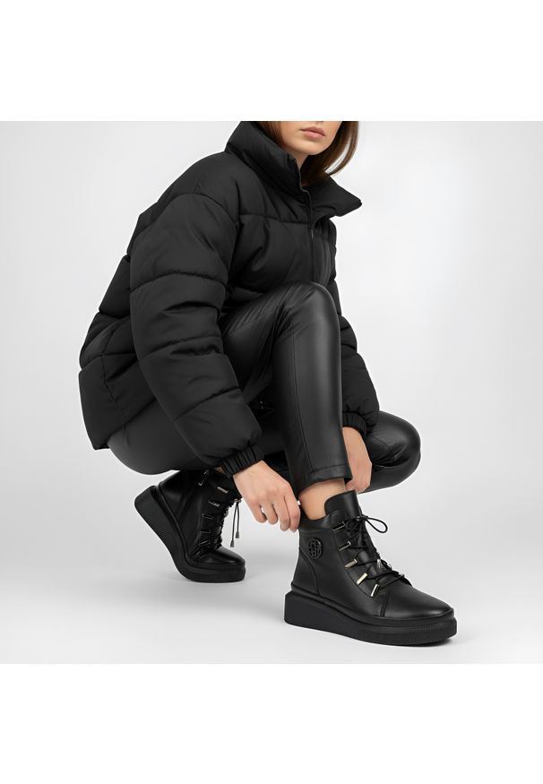 Botki damskie Filippo, skóra licowa z zapięciem na suwak i na stabilnym koturnie, czarne, DBT7416-25-BK. Zapięcie: sznurówki. Kolor: czarny. Materiał: skóra, jeans. Szerokość cholewki: normalna. Wzór: aplikacja. Obcas: na koturnie. Styl: sportowy, elegancki