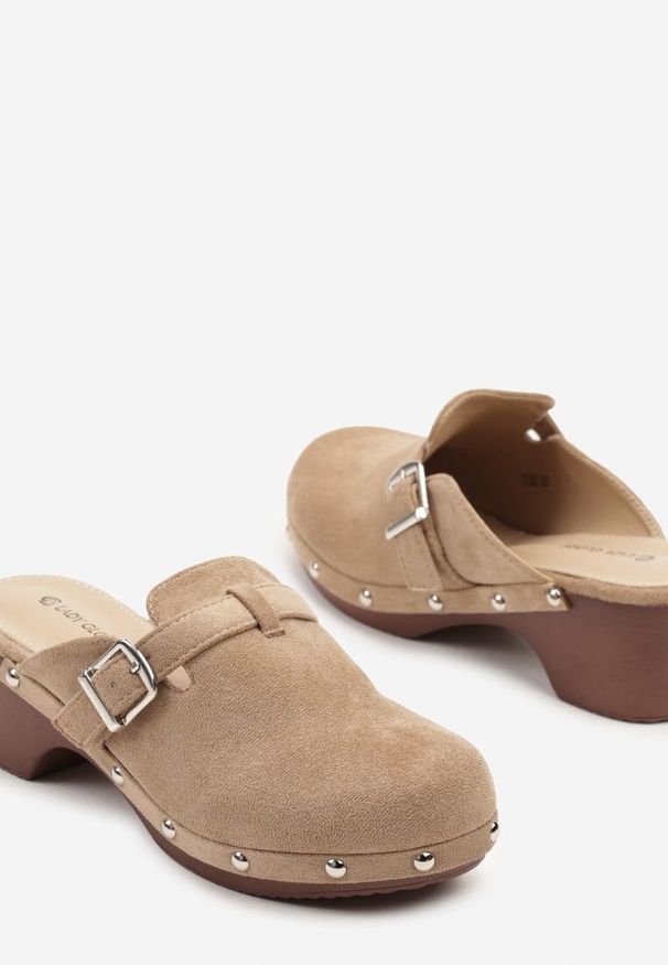 Born2be - Ciemnobeżowe Klapki na Obcasie w Stylu Chodaków z Klamrą Ellatis. Okazja: na co dzień. Kolor: beżowy. Materiał: jeans. Wzór: aplikacja. Obcas: na obcasie. Styl: casual, klasyczny. Wysokość obcasa: średni