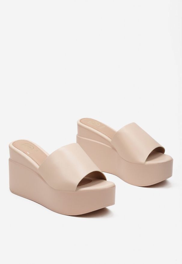 Renee - Beżowe Klapki na Koturnie i Platformie Tallinna. Kolor: beżowy. Obcas: na koturnie. Styl: klasyczny