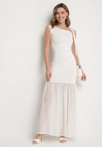 Born2be - Biała Koktajlowa Sukienka z Wiskozą Ozdobiona Marszczeniem Galapina. Okazja: na imprezę. Kolor: biały. Materiał: wiskoza. Wzór: aplikacja. Styl: wizytowy #7