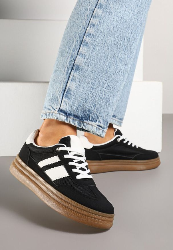 Renee - Czarne Sneakersy Kultowe Tenisówki z Ozdobnymi Paskami Tenavellea. Zapięcie: pasek. Kolor: czarny. Materiał: jeans. Szerokość cholewki: normalna. Obcas: na płaskiej podeszwie