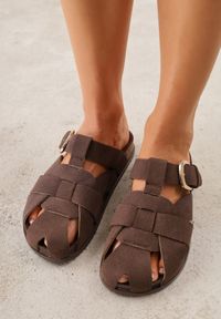 Renee - Ciemnobrązowe Klapki Typu Mule z Wycięciami i Paskiem z Klamerką Kassale. Kolor: brązowy. Materiał: jeans. Sezon: lato. Styl: boho #6