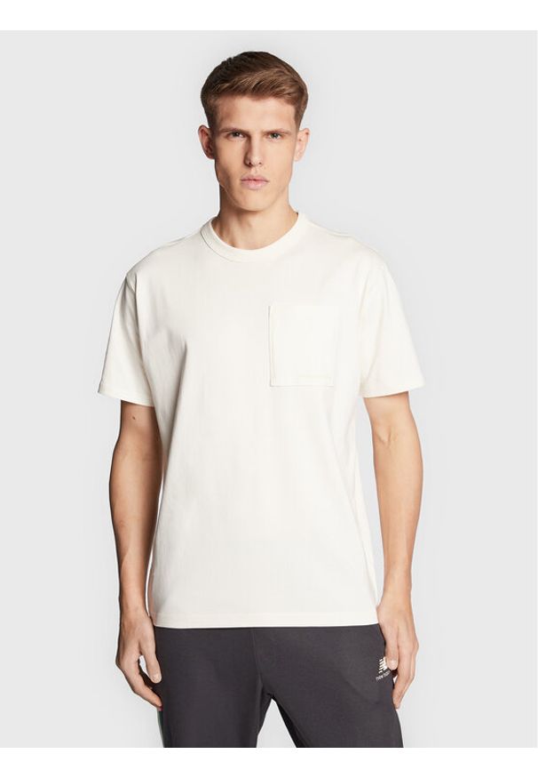 New Balance T-Shirt MT23567 Écru Relaxed Fit. Kolor: kremowy. Materiał: bawełna