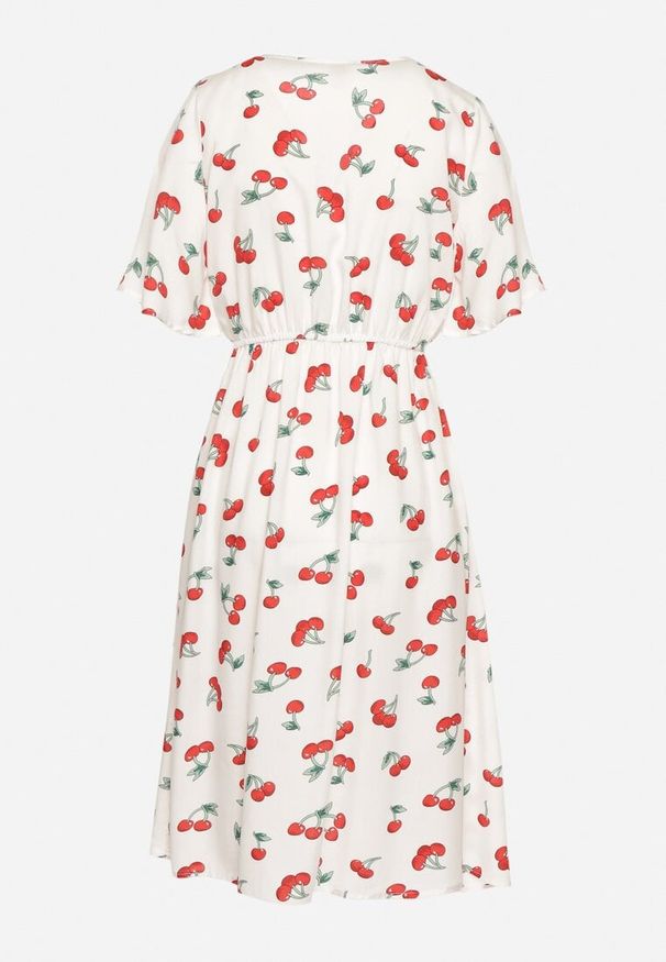 Born2be - Biała Bawełniana Sukienka o Rozkloszowanym Kroju we Wzór w Wisienki Folelia. Okazja: na co dzień. Typ kołnierza: dekolt w serek. Kolor: biały. Materiał: bawełna. Wzór: aplikacja. Typ sukienki: proste. Styl: casual