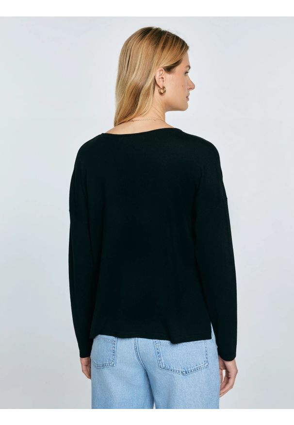 Big-Star - Sweter damski z wiskozy czarny Faustii 906. Okazja: na co dzień, na spacer. Typ kołnierza: dekolt w serek. Kolor: czarny. Materiał: wiskoza. Styl: casual, klasyczny, elegancki