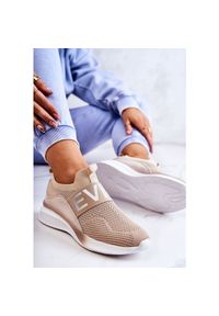 Vinceza Damskie Buty Sportowe Wsuwane Beżowe Lorane beżowy. Zapięcie: bez zapięcia. Kolor: beżowy. Materiał: skóra, tworzywo sztuczne, lakier, materiał. Szerokość cholewki: normalna. Wzór: napisy. Obcas: na koturnie #5